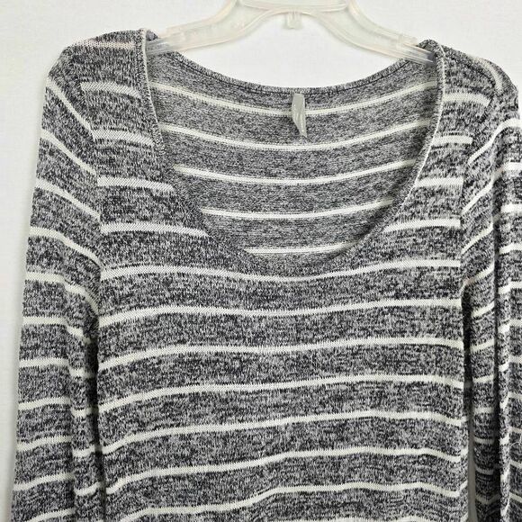 Vanity M Gray White Striped Soft Knit Long Sleeve Top - Picture 2 of 6